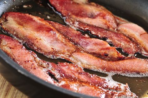 How to Dehydrate Cooked Bacon | Livestrong.com Canned Bacon, Perfect Bacon, Nutrition Club, Protein Packed Snacks, How To Make Bacon, Salad Toppings, Bacon Grease, Dehydrated Food, Cooked Breakfast