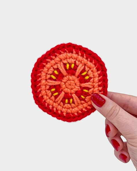 Crochet Hamburger | Free Crochet Pattern - Virkadia Crochet Pasta, Crochet Hamburger, Crochet Fridge, Knitting Diy Easy, Crochet Tomato, Onion Slice, Food Amigurumi, Slip Stitches, Popcorn Stitch