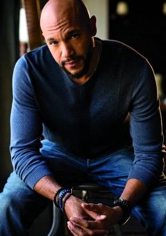 Stephen Bishop Stephen Bishop, Attractive Black Men, Hey Handsome, Beard Love, Bald Men, Dapper Men, Hello Gorgeous, Well Dressed Men, Man Crush