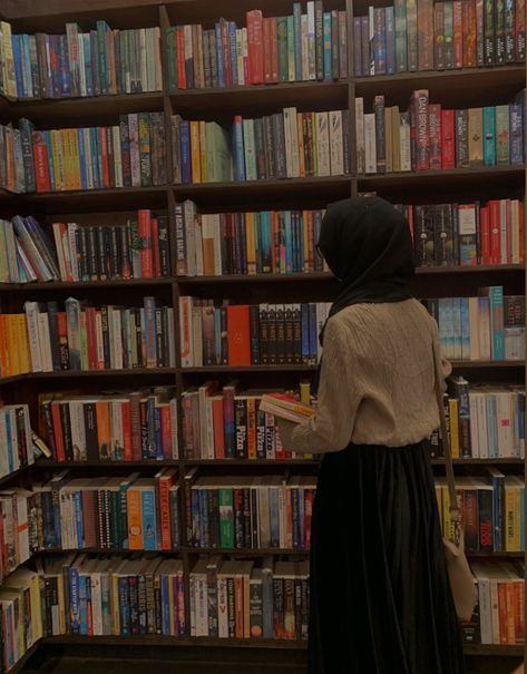 Niqabi Girl, Library Girl, Hijab Hipster, Ootd Poses, Girl Reading Book, Library Aesthetic, Stylish Hijab, Hijab Aesthetic, Hijabi Aesthetic