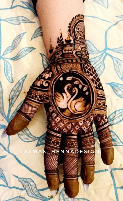 Jharokha-Inspired Mehndi Designs For Brides & Bridesmaids Mehndi Designs For Brides, Indian Palaces, Mhndi Design, Swan Design, Diy Furniture Videos, Patterns Floral, Mehndi Designs For Beginners, Henna Designs Hand, Latest Mehndi Designs