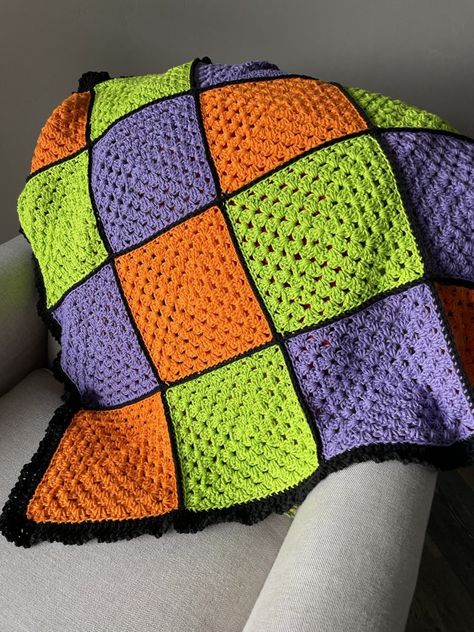 Easy Crochet Afghan, Granny Square Stitch, Granny Square Crochet Afghan, Afghan Crochet Patterns Easy, Crochet Granny Square Afghan, Fall Crochet Patterns, Halloween Crochet Patterns, Halloween Blanket, Crochet Granny Square Blanket