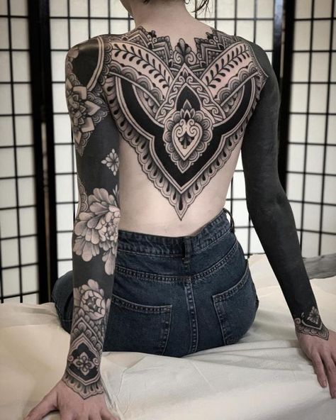 Tattoo Styles - Everything you need to know | Cuded Jack Peppiette, Black Sleeve Tattoo, Backpiece Tattoo, Solid Black Tattoo, Tato Minimal, Bauch Tattoos, Back Piece Tattoo, Blackout Tattoo, Muster Tattoos