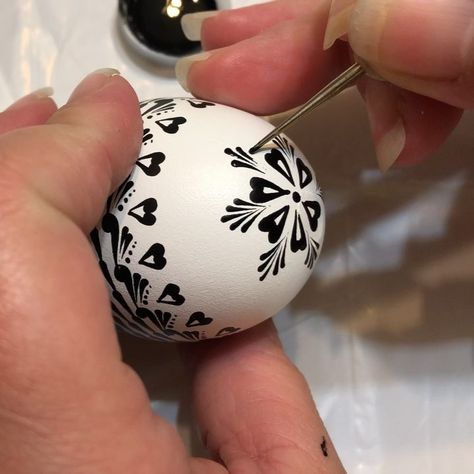 Velkonocne Vajicka, Easter Egg Art, Easter Egg Designs, Easter Egg Crafts, Egg Crafts, Egg Painting, Easter Crafts Diy, Egg Designs, Egg Art