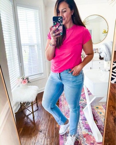 Pink Tee Outfit, Tee And Jeans Outfit, Hot Pink Tee, Fancy Casual, Fashion Everyday, Denim Fashion Women, Style Inspiration Casual, Lifestyle Ideas, Pink Tee