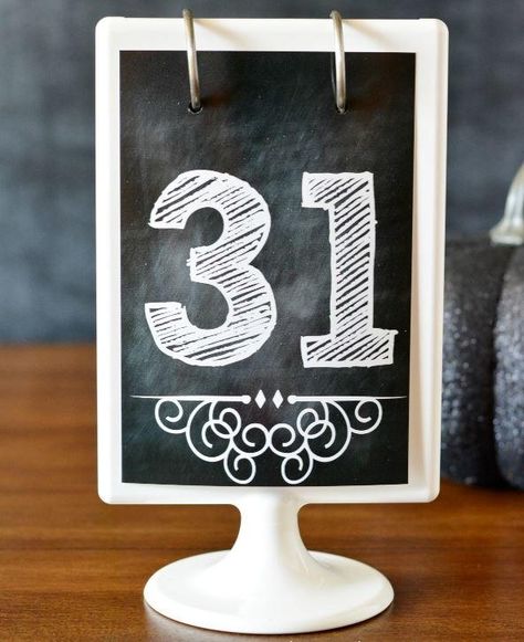 Get these free printable numbers right now because you can use them to count down, up, for tables at parties, and so much more! Pumpkin Calendar, Chalkboard Numbers, Halloween Chalkboard, Minecraft Decoration, Bricolage Halloween, Calendar Numbers, Chalkboard Printables, Dollar Store Halloween, Halloween Countdown