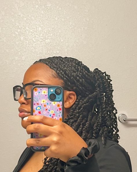 Passion Twist With Claw Clip, Passion Twists Hairstyle Claw Clip, Passion Twist Claw Clip Hairstyle, Claw Clip Passion Twist, Passion Twists Dark Skin, Passion Twist Claw Clip, Passion Twists Claw Clip, Small Passion Twists Hairstyle, Boho Passion Twists Black Women