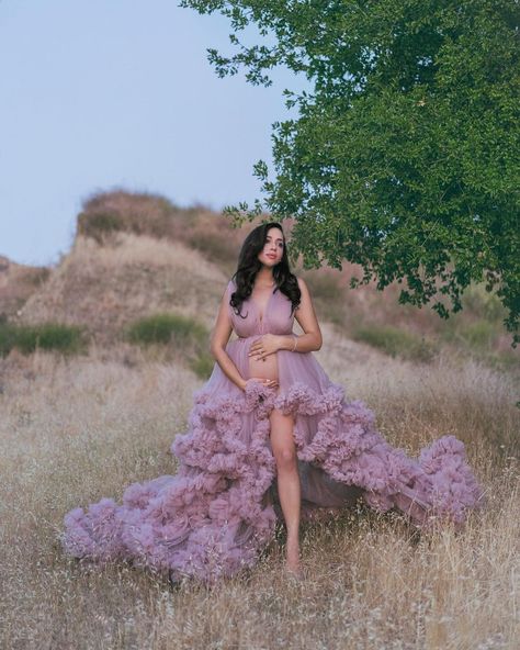 Poofy Maternity Dress, Maternity Photography Fluffy Dress, Dramatic Maternity Shoot, Fantasy Maternity Shoot, Maternity Shoot Hairstyles, Fairy Maternity Shoot, Beach Wedding Dinner, Maternity Gowns For Photoshoot, Bow Gown