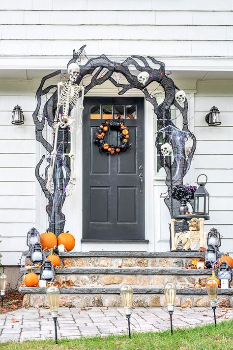 Jenna of Jenna Kate at Home has always loved celebrating Halloween. For this year’s Halloween and Harvest Style Challenge, she went all out with a front porch setup that’s especially spooky at night! A Spooky Halloween Front Porch! #jennakateathome #homedepot #halloweenchallenge #harveststyle Simple Outdoor Halloween Decor, Halloween Arch, Home Depot Halloween, Halloween Front Door Decorations, Halloween Decorations To Make, Halloween Diy Outdoor, Halloween Front Doors, Halloween Front Porch Decor, Halloween Decorations Diy Outdoor