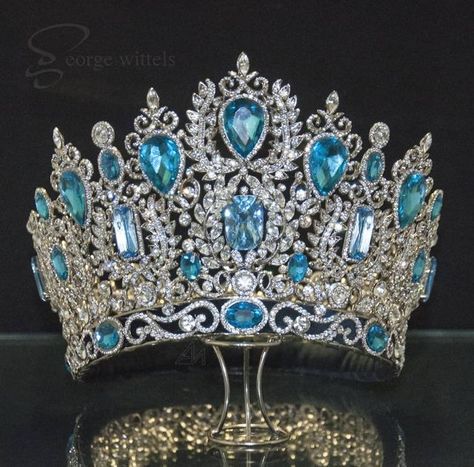 Disney Princess Jewelry, Pageant Crowns, Queen Jewelry, Princess Jewelry, Diamond Tiara, Royal Queen, Art Painting Gallery, Antique Clocks, Fancy Jewelry