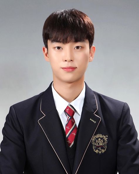 for hyunwook on Twitter: "REJOICE!!!!! i have finally found the original hd pictures of hyunwook's graduation pictures!!!! https://t.co/3FwKEp0ng6 https://t.co/dzAMx7E6Wq" / Twitter Korean Id Photo, Choi Hyunwook, Korean Student, School Id, Boys School Uniform, Id Photo, Adventure Aesthetic, School Yearbook, Body Reference Poses