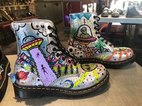 Painted Doc Martens Diy, Custom Boots Diy, Painted Boots Diy Ideas, Painted Combat Boots, Painted Doc Martens, Custom Doc Martens, Painted Boots, Art Boots, Boots Diy