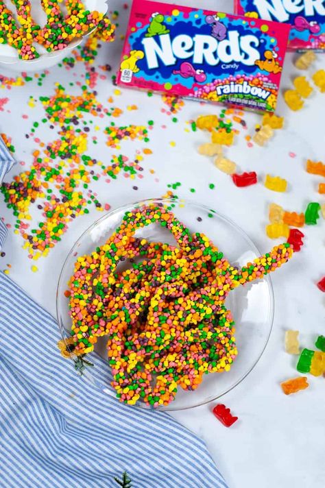 These copycat Nerds Ropes are so fun and easy to make! We'll walk you through how to make copycat Nerds Rope Candy below, but the good news is all you need is a few boxes of Nerds and some gummy bears! Nerds Rope, Gummies Recipe, Nerds Candy, Candy Recipes Homemade, Food Videos Desserts, Sharing Board, How To Make Homemade, 2 Ingredients, Gummy Bears