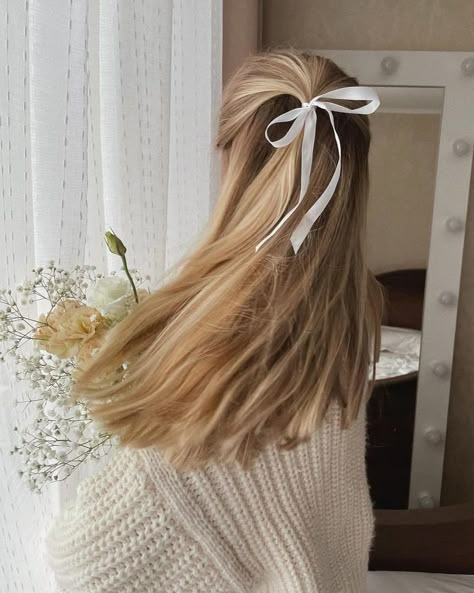 Cottagecore Hair, Bow Hairstyle, Vanilla Girl, Ribbon Hairstyle, Hair Ribbons, Work Hairstyles, Hairstyles For School, Aesthetic Hair, Trendy Hairstyles