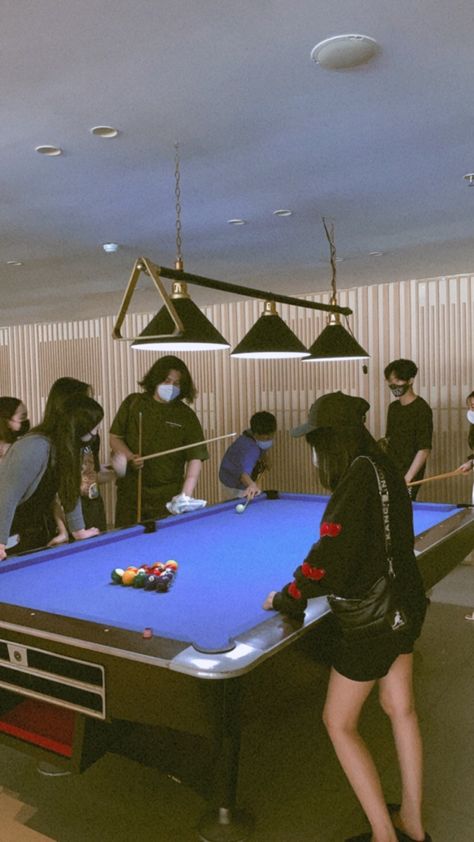 Friends friend friendship billiard 8ball pool aesthetic dispo disposable vintage 35mm grain girls boys mask trip roadtrip bestfriends bff indo indonesian asian 8 Ball Pool Aesthetic, Pap Billiard, Billiard Outfit, Main Billiard, Billiards Aesthetic, 8ball Pool, Pool Aesthetic, 90s Actresses, Ball Pool