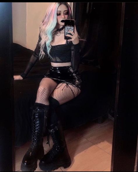 Revealing Outfit Casual, Grunge Clothes Aesthetic, Goth Outfits Aesthetic, Summer Goth Outfits, Dark Beauty Fashion, Cute Edgy Outfits, Revealing Outfit, Dark Outfits, Goth Outfits