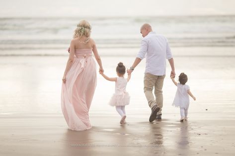 Pregnancy Photoshoot Beach, Maternity Shoot Beach, Beach Maternity Pictures, Maternity Photography Beach, Family Maternity Pictures, Oregon Coast Elopement, Maternity Photography Poses Outdoors, Maternity Photography Poses Couple, Pregnancy Photos Couples