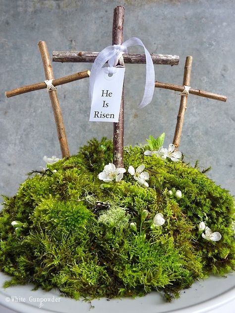 Easter Table Centerpieces, Church Easter Decorations, Resurrection Day, Easter Garden, Wooden Crosses, Easter Tablescapes, Spring Easter Crafts, Easter Religious, Easter Inspiration