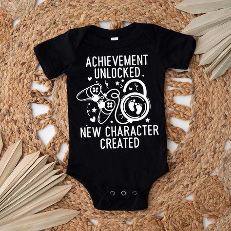 Break the big news of your pregnancy announcement with this perfect baby onesie®. This is a personalized custom pregnancy announcement for the whole family. Onesie® comes in two colors, Black or White and two sizes of your choice. This can be ordered in just the onesie® or you can add the custom box with personalized name and cute note of your choice. The box size is 6x5x2 with shredded colored stuffing for a cute touch to your adorable baby announcement. We use high quality, soft flex vinyl whi Creative Baby Announcements, Gamer Baby, Pregnancy Announcement Family, Achievement Unlocked, Baby Announcement Onesie, Pregnancy Announcement Onesie, Funny Baby Clothes, Blue Or Pink