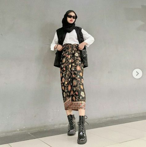 Kebaya With Boots, Kebaya Boots, Running Skirt Outfit, Rok Lilit Outfit, Outfit Kondangan Casual, Black Kebaya, Style Kondangan, Outfit Rok, Rok Lilit