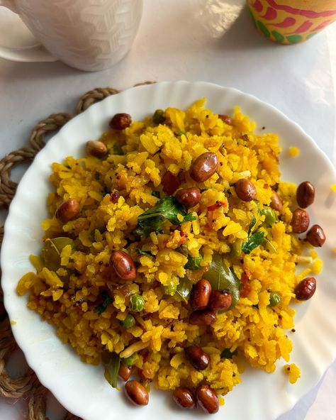 Vegetable Poha✨ One of most popular healthy Indian breakfast dish made with flattened rice known as poha😋 . . . Keep follow @myexperiencediaries for more videos🙌🏻 #poha #lunchtime #thali #indianfood #northindianfood #desikhana #simplefood #gharkakhana #homecookedmeal #roti #narathac Healthy Breakfast Indian, Indian Breakfast Ideas, Healthy Indian Breakfast, Food Aesthetics, Catering Ideas Food, Tastemade Recipes, Homecooked Meals, Catering Ideas, Healthy Food Dishes