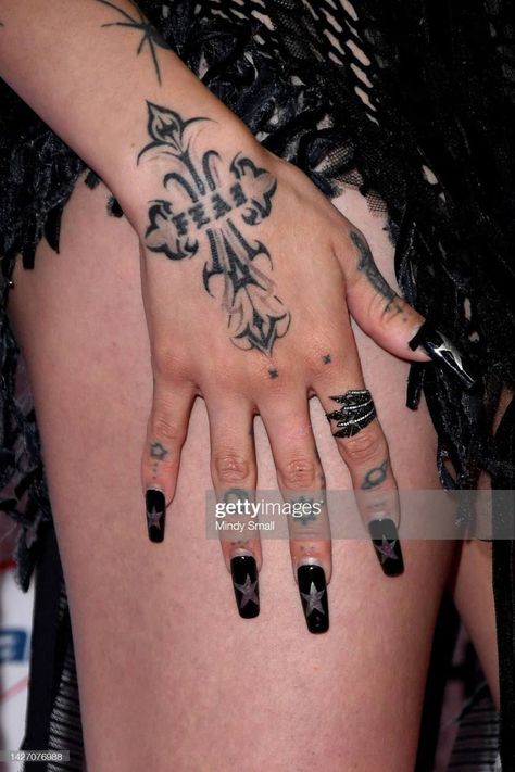 Maggie Lindemann Hand Tattoo, Maggie Lindemann Nails, Maggie Lindemann Tattoo, Cross Tattoo On Hand, Tattoo Aesthetic, Feminine Mystique, Dope Tattoos For Women, Maggie Lindemann, R Tattoo