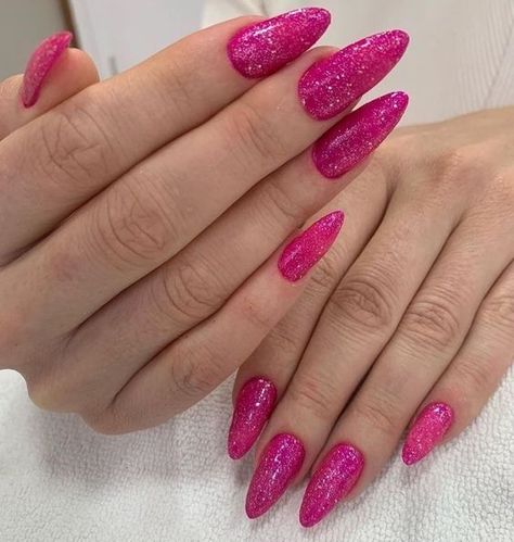 Nail Barbie Pink, Nails Rosa Barbie, Bright Pink Nails With Glitter, Nails Fucsia, Hot Pink Glitter Nails, Barbie Inspired Nails, Barbie Nail Art, Nails Barbie, Pink Holographic Nails