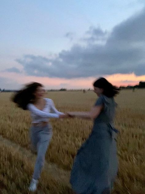 Female Friendship, Shotting Photo, 사진 촬영 포즈, Best Friends Aesthetic, Mia 3, Friend Photoshoot, Friend Pictures, Picture Poses, Summer Aesthetic