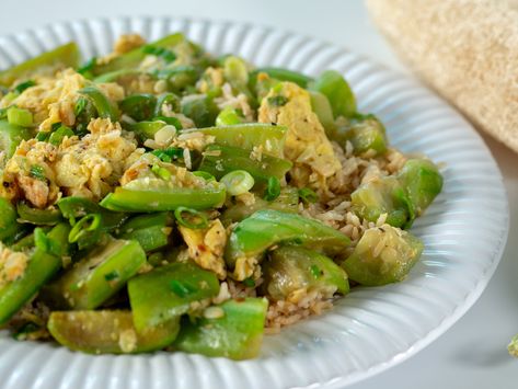 Sautéed Luffa And Eggs Luffa Recipe Food, Luffa Recipe, Luffa Gourd, Asian Veggies, Guacamole Salad, Creamy White Chicken Chili, Jalapeno Recipes, Healthy Living Inspiration, Bottle Gourd