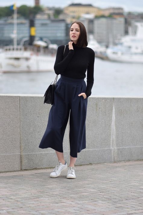 Palazzo-Pants-and-Sneakers-in-Casual.-683x1024 Top 20 Ways to Style Palazzo Pants with Sneakers for Women Palazzo Pants With Sneakers, How To Style Palazzo Pants Casual, Square Pants Outfit Casual, Squarepants Outfit, Styling Culottes, Square Pants Outfit, Palazzo Pants Outfit Casual, Culotte Outfit, High Waist Outfits