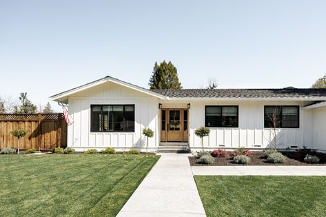 Ranch Style Homes Exterior Curb Appeal, California Ranch Style Homes Exterior, Modern Ranch Exterior, Classic Modern Farmhouse, Exterior House Remodel, Mid Century Ranch, Ranch Exterior, Home Exterior Makeover, Farmhouse Look