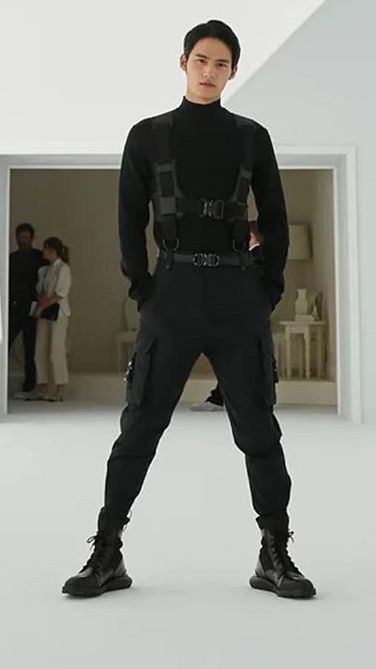 All Black Outfit Men Techwear, Neomilitarism Fashion, Male Combat Outfit, Black Assassin Outfits Male, Mercenary Outfit Men, Dancer Outfits Men, Combat Aesthetic Outfit, Casual Tactical Clothing, Spy Clothes Men