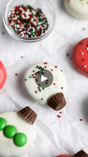 478K views · 36K reactions | 4 Ingredient Oreo Cookie Ornaments 🎄🎅🏻 Because we’re all about the minimal ingredients over here for our holiday baking!! These are so easy and so fun to make! INGREDIENTS - 12 Oreos 12 mini peanut butter cups 10 oz candy melts Sprinkles and candy for decorating DIRECTIONS - 1) Melt your white chocolate in a microwave-safe bowl in 30-second intervals. Dip each Oreo into the melted chocolate, ensuring it’s fully coated. Can use a typical dinner fork to allow excess chocolate to drip off. Place them on a parchment-lined baking sheet to set. 2) While the chocolate is still wet, shower your Oreo creations with festive sprinkles and add a mini reese’s peanut butter cup to the side. 3) Allow your chocolate-coated Oreo ornaments to set completely. Enjoy! #holidayb Christmas Dipped Oreos Holidays, Oreo Cookies Dipped In White Chocolate, Oreo Cookie Christmas Ornament, Oreo Dipped In Chocolate Christmas, Oreo Cookie Dipped In Chocolate, Blueberry Cream Cheese Muffins, Holiday Treats Christmas, Cookie Bakery, Holiday Cookies Christmas