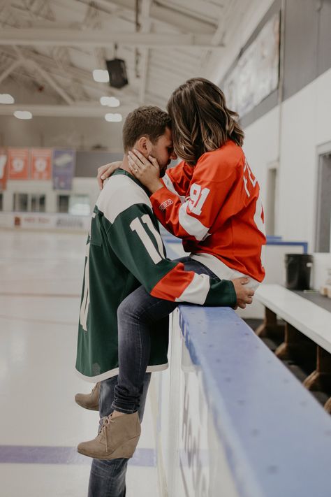 Hockey Family Christmas Pictures, Hockey Proposal Engagement, Family Hockey Photo Ideas, Hockey Family Pictures, Hockey Pictures Couples, Ice Skating Engagement Photos, Hockey Wedding Ideas, Hockey Proposal, Sports Engagement Photos