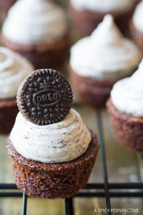 Brownie Bites with Oreo Frosting Recipe - Crispy bite-size brownies with a soft chewy interior, plus a decadent cookies and cream frosting recipe that you Caramel Brownies Recipe, Best Ever Brownies, Cookies And Cream Frosting, Oreo Frosting, Easy Brownie, Mini Brownies, A Spicy Perspective, Oreo Cupcakes, Caramel Brownies