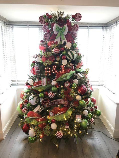 Red and green Christmas tree Christmas Tree Decoration Ideas, Best Artificial Christmas Trees, Tree Decoration Ideas, All About Christmas, Grinch Christmas Tree, Red Christmas Decor, Grinch Christmas Decorations, Christmas Tree Inspiration, Cool Christmas Trees