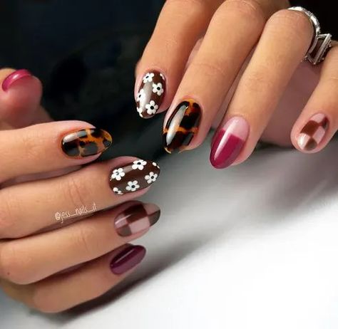 Fall Short Nails, November Nail Art, Round Nail Designs, Festive Nail Designs, Gel French Manicure, Modern Thanksgiving, Thanksgiving Nail Designs, Thanksgiving Nail Art, Thanksgiving Nail