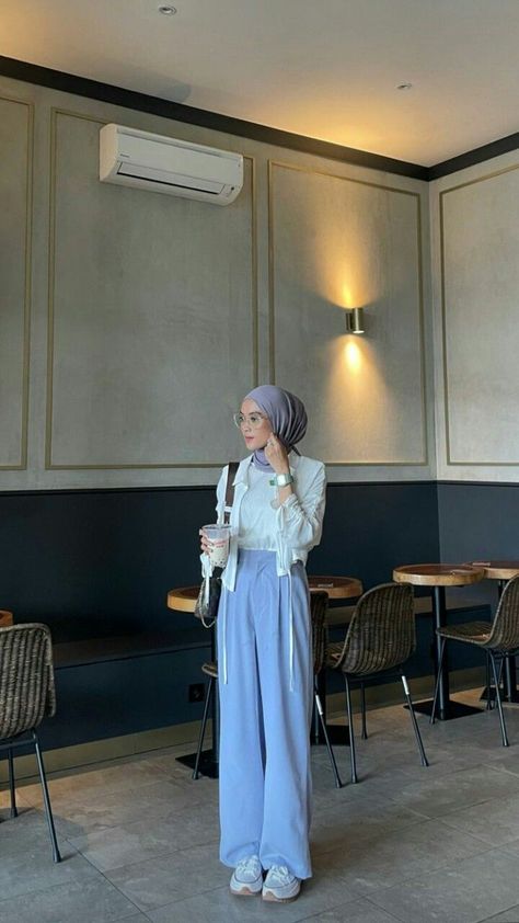 Blue Outfit Hijab, Blue Hijab Outfit, Outfit Kulot, Ootd Kulot, Sky Blue Outfit, Blue Hijab, New Hijab, Dress Over Pants, Ootd Hijab Casual