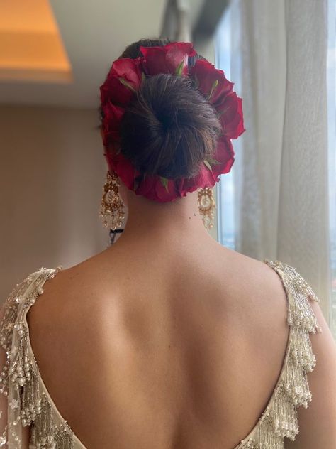 Indian Flowers In Hair, Indian Hair Flowers, Flower In Hair Indian, Hairstyles With Flowers Indian, Bun Hairstyles With Flowers, Flower Hairstyles Indian, Hair Bun With Flowers, Trendy Bun, Cute Bun Hairstyles