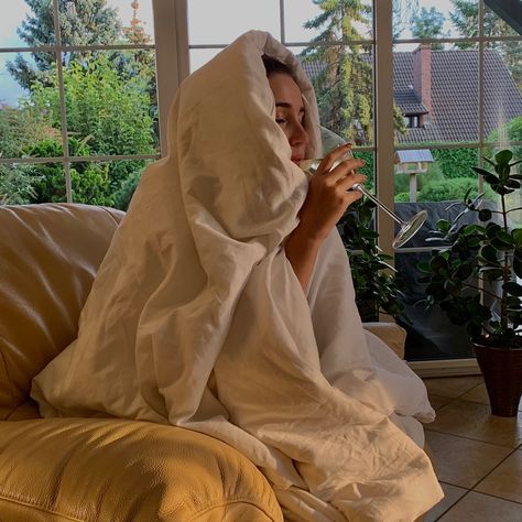 girl wrapped in douvet drinking wine Wine Picture, Wrapped In Blanket, October Pictures, Blanket Aesthetic, Aesthetic Wine, Sisters Boyfriend, Minimal Aesthetic, Wine Time, Blanket Wrap