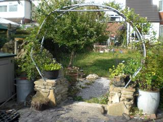 From Trampoline Frame to Garden Aarch Trampoline Upcycle, Repurposed Trampoline, Garden Upcycle, Trampoline Ideas, Garden Trampoline, Play Outdoor, Veggie Gardens, Arbors Trellis, Backyard Trampoline