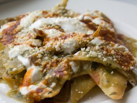 IStock / Juan Salvador Fernández Tamayo             Idioma   Español      Antes de comenzar, no te pierdas estos tips para hacer chilaquiles para vender.   Sígueme @loscaprichosdefanny en Instagram para más recetas y recomendaciones.    Hace unos días descubrí que había vivido 27 largos años de mi vida engañada, había hecho mal los chilaquiles y no lo sabía, ¡no podía creerlo! Seguro te preguntarás en qué había fallado, pues es curi French Bread French Toast, Frijoles Refritos, Making Gnocchi, Parmesan Rind, Crab Cake Recipe, Queso Manchego, Mexican Breakfast, Leftover Mashed Potatoes, Cooking Hacks