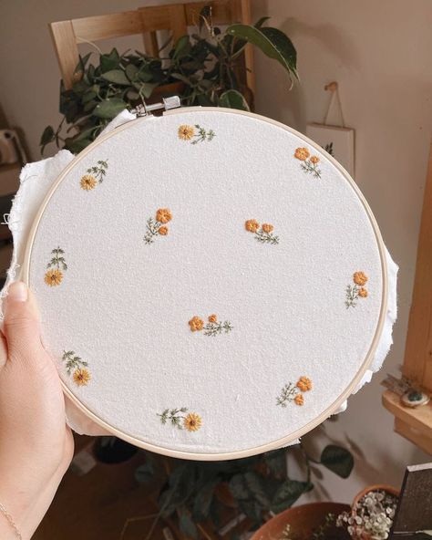 Minimal Embroidery, Embroidery Decor, Cushion Embroidery, Clothes Embroidery Diy, Simple Hand Embroidery Patterns, Diy Embroidery Designs, Floral Embroidery Patterns, Diy Embroidery Patterns, Handmade Embroidery Designs