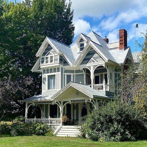 Canada House Exterior, Modern Old House, Old Big House, Old Lady House, Old Fashioned House, Modern Log Cabins, Victorian Modern, Victorian Beauty, Canada House