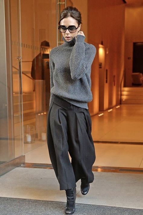 25 Best Office Looks Inspired by Victoria Beckham To Try Now Winter Office Wear, Work Appropriate Outfits, Victoria Beckham Outfits, Victoria Beckham Style, Victoria Fashion, Dress Chanel, Mode Casual, Modieuze Outfits, 가을 패션