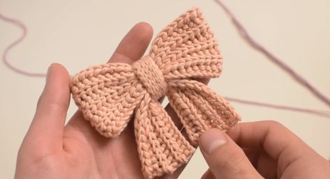 Mini Crochet Bow Pattern Free, Crochet Bow Pattern, Crochet Christmas Trees Pattern, Easy Bow, Crochet Hook Size, Crochet Game, Trees Pattern, Crochet Bow, Hair Crochet