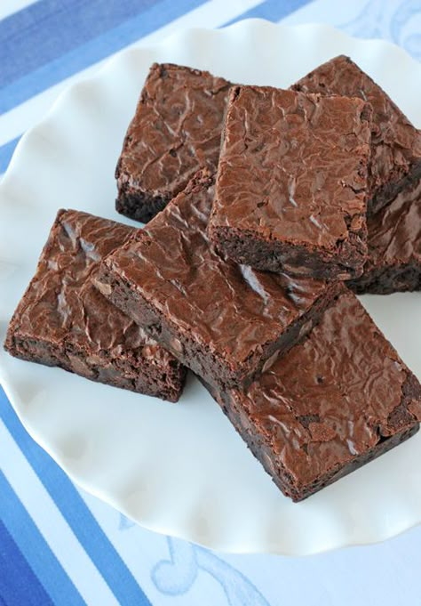 Perfect Homemade Brownie Recipe - by Glorious Treats Brownies Recipe Homemade, Torte Cupcake, Delicious Brownies, Homemade Brownies, Brownie Bar, Cupcake Cake, Yummy Sweets, Betty Crocker, Chocolate Brownies