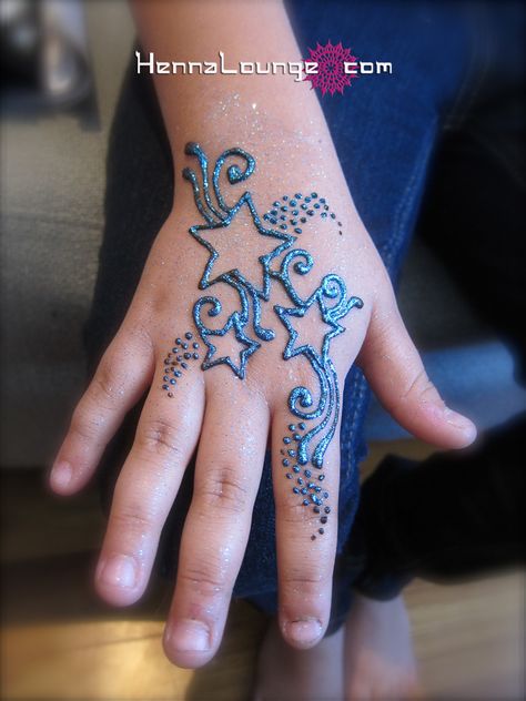 star henna designs | Simple star pattern for a child Hanna Tattoo, Glitter Henna, Small Henna Designs, Henne Tattoo, Cute Henna Designs, Cute Henna Tattoos, Small Henna, Henna Drawings, Henna Inspired Tattoos