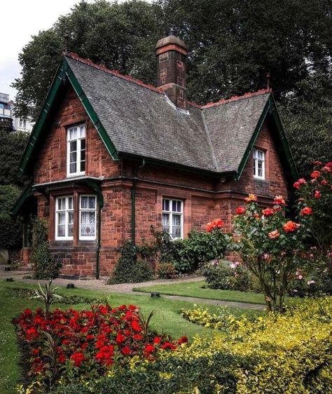 Cottage Aesthetic, Red Brick House, Casas Coloniales, Casa Vintage, Cottage Cabin, Dream Cottage, Cabins And Cottages, Cute House, Edinburgh Scotland