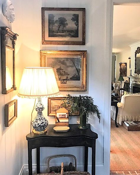 Farmhouse Wall Decor Living Room, Salon Art Deco, Farmhouse Entryway Table, Apartment Entryway, Farmhouse Entryway, English Decor, Foyer Decorating, Gold Frames, Room Pictures